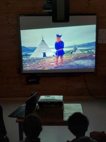 Vi ser på storskjerm bilder og film om samefolket. 